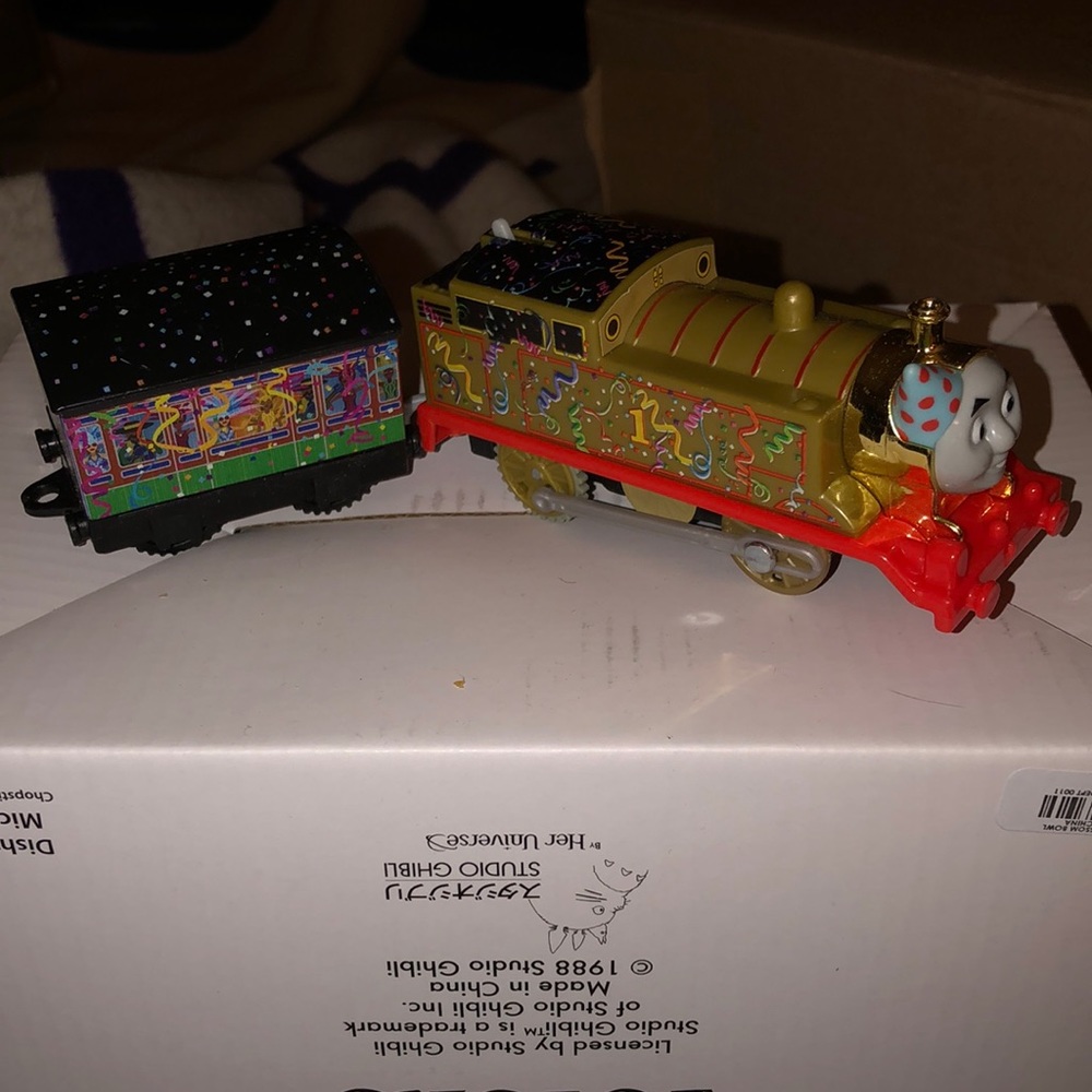 Motorized Trackmaster Thomas Friends Train Golden Birthday Engine with Party Car